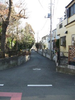 西武線の線路をこえた先の鎌倉街道