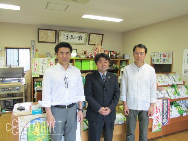 丸政園・鈴木康雄社長 所沢商工会議所青年部・小澤潤会長 所沢市茶業協会・関隆治（大和園油屋製茶所）会長